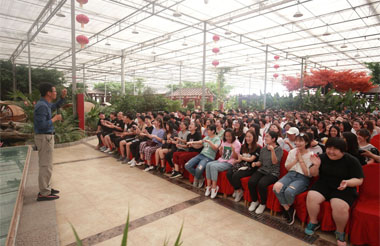 拓展前教練講解流程，賽前熱身！